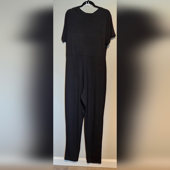 Missguided + Black V-Neck Jumpsuit with Short Sleeves - Picture 2 of 3